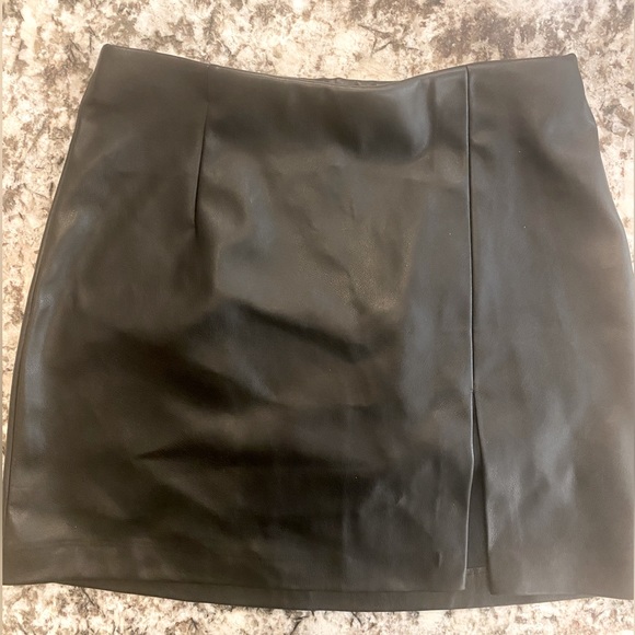 Dynamite women’s black faux leather skirt. Size S - Picture 2 of 4